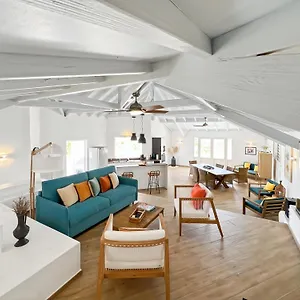 https://villa-mallory-3-bedrooms-private-pool-and-ocean-view.comcaribbean.com